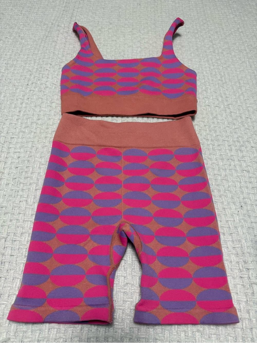 Fabletics High Waisted and Seamless Dottie Geo 2 piece set.  
Small